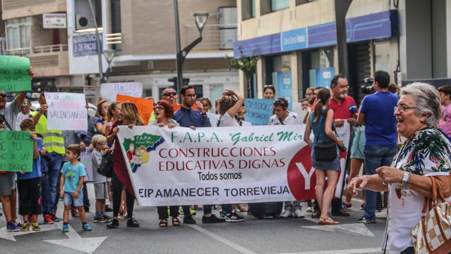 Protesta de padres y madres del Colegio Amanecer para reclamar un colegio de ladrillo/Foto Tony Sevilla