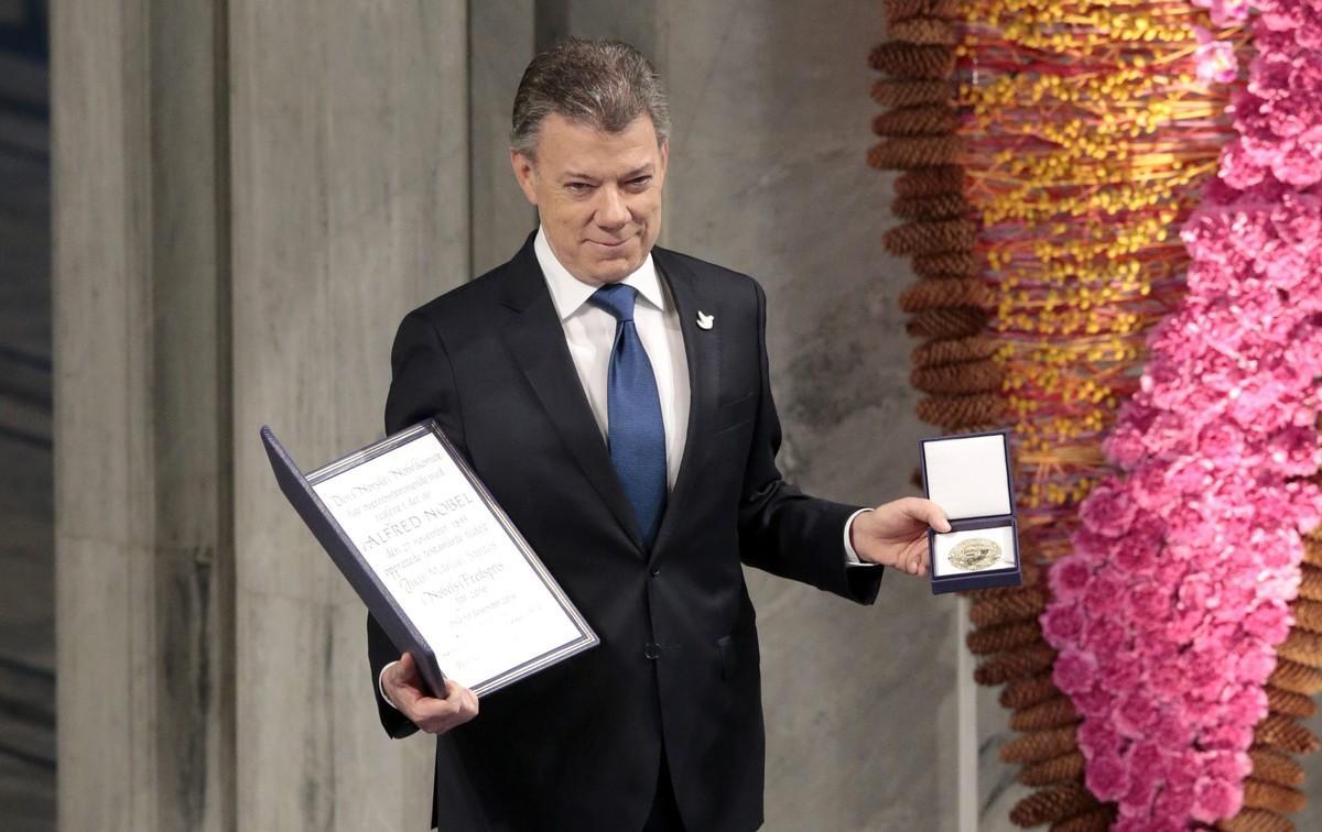 . Oslo (Norway), 10/12/2016.- Nobel Peace prize laureate Colombian President Juan Manuel Santos pose with the medal and diploma during the Peace Prize awarding ceremony at the City Hall in Oslo, Norway, 10 December 2016. President Juan Manuel Santos are awarded this year’s Nobel Peace Prize for his efforts to bring Colombias more than 50-year-long civil war to an end. (Noruega) EFE/EPA/LISE AASERUD NORWAY OUT