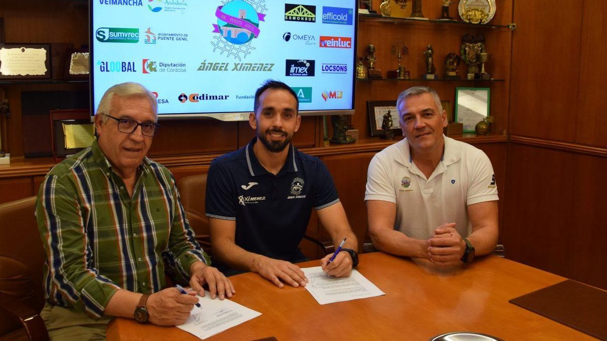 Mariano Jiménez, José Cuenca y Jesús María Pérez, en el acto de renovación de Cuenca como jugador del Ángel Ximénez de balonmano.