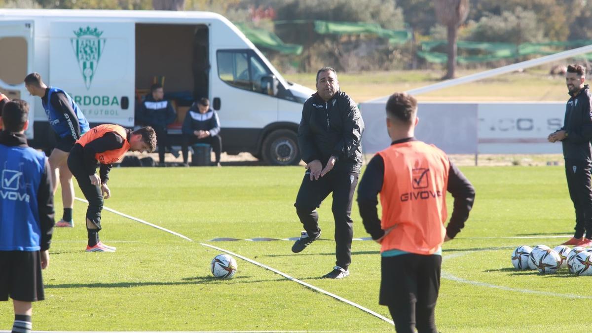 Germán Crespo da instrucciones durante el entrenamiento del Córdoba CF en la Ciudad Deportiva, este miércoles.