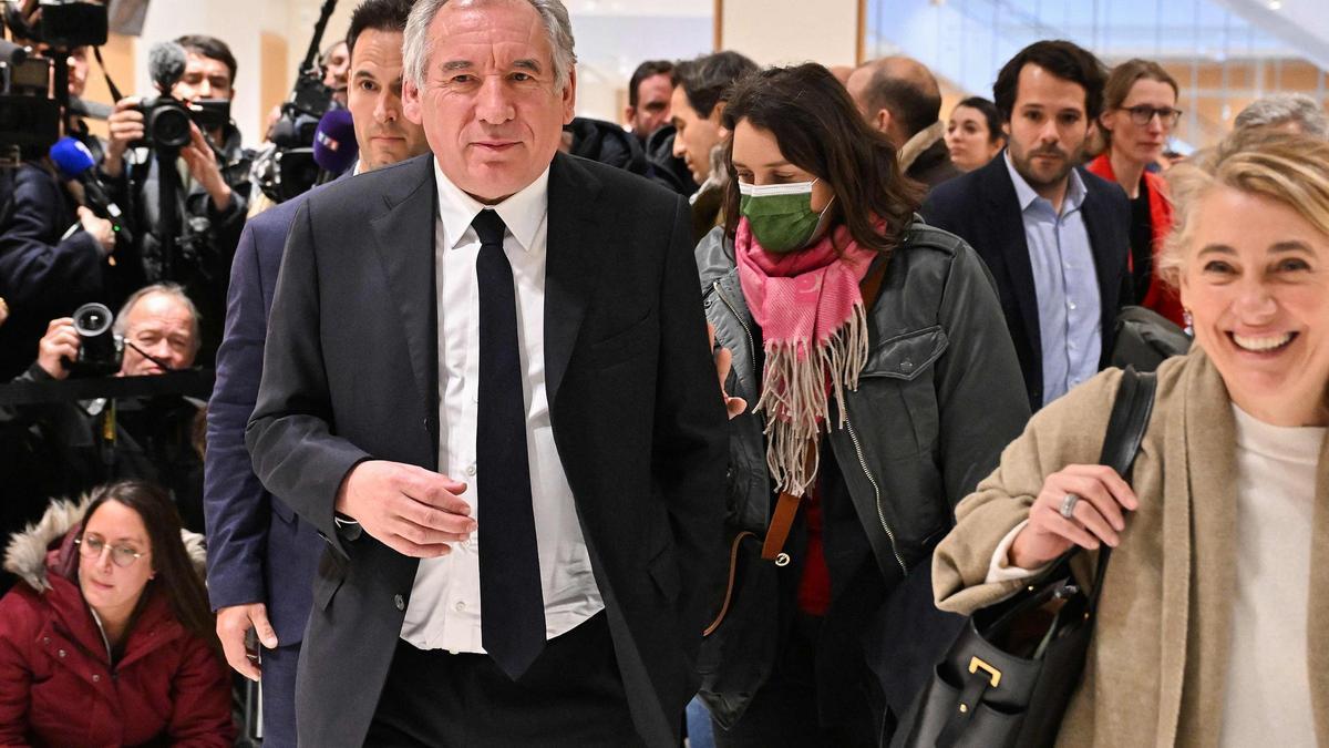 El líder del partido centrista MoDem, François Bayrou, abandona el juzgado tras conocer su absolución, este lunes en París.