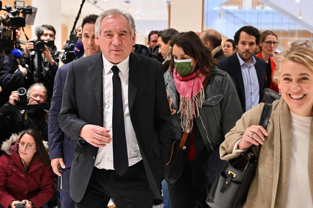El líder del partido centrista MoDem, François Bayrou, abandona el juzgado tras conocer su absolución, este lunes en París.