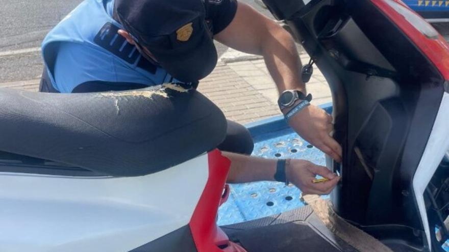 Triplete de delitos del conductor de un ciclomotor detenido en Arrecife
