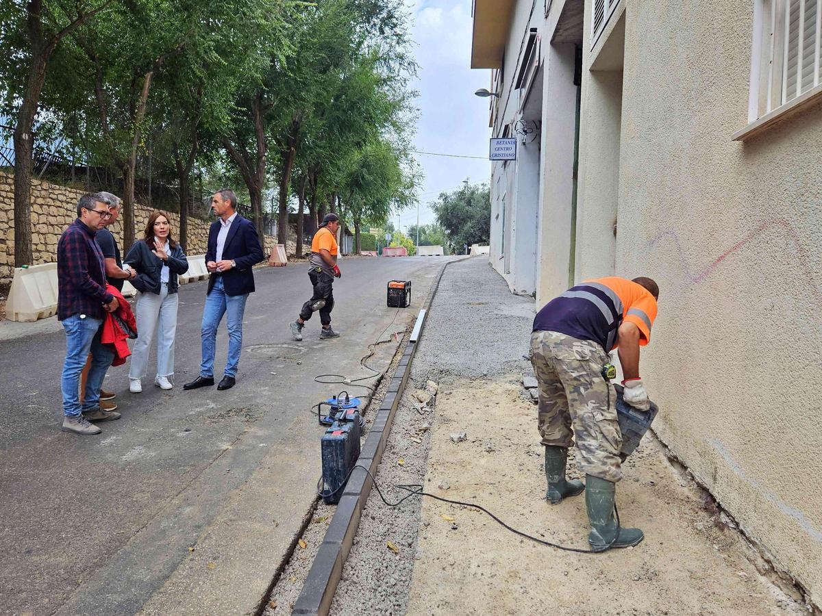 El alcalde José Francisco Garcia, junto a los concejales José Antonio Garcia y Mónica Sánchez visitando las obras