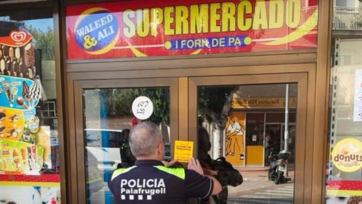 La Policia Local precintant el negoci.