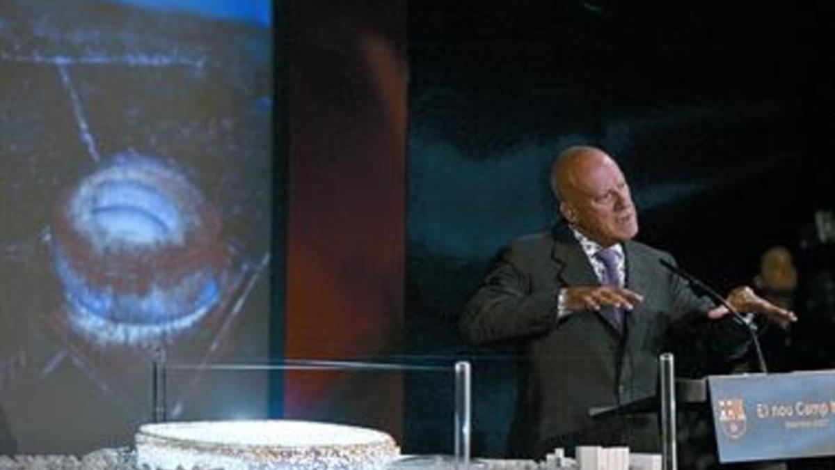 Norman Foster presenta la maqueta de su proyecto para el Camp Nou, en septiembre del 2007.