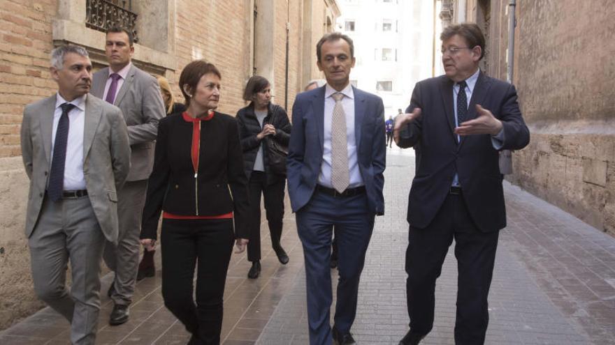 El ministro Duque, junto a la rectora Mavi Mestre y el presidente Puig.