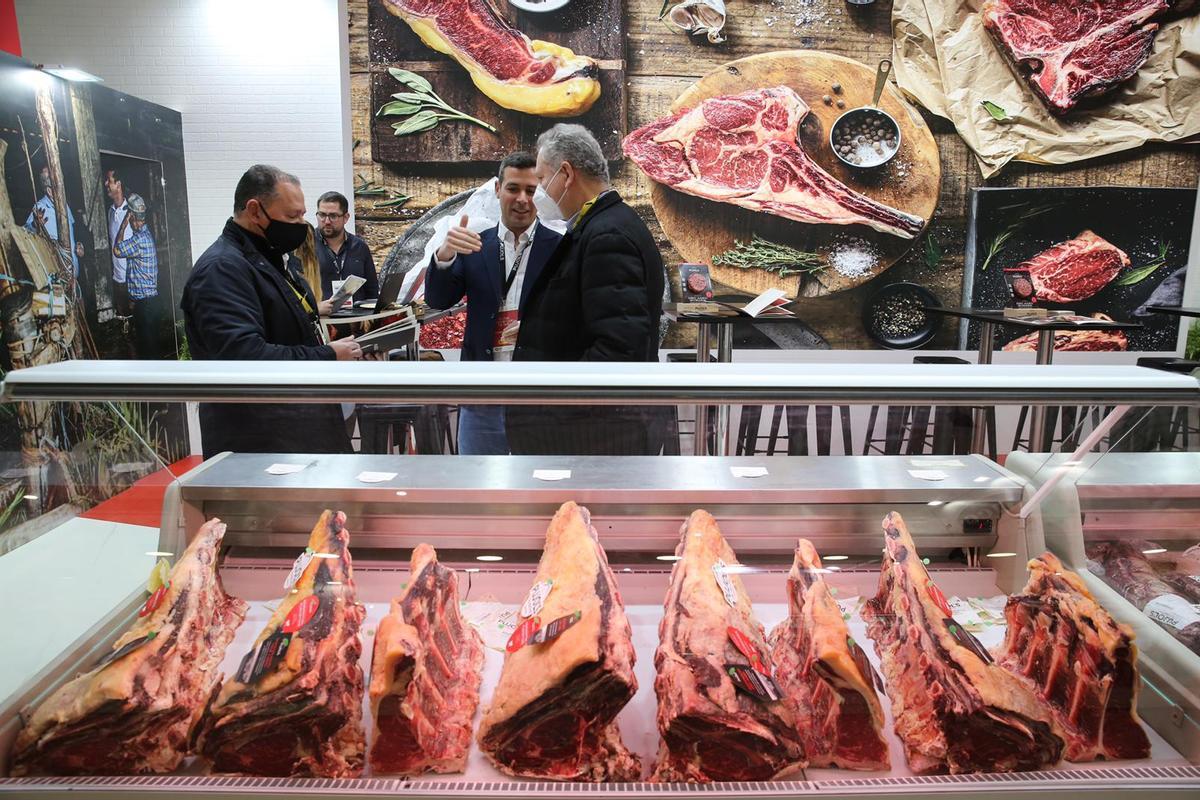 Exhibición de productos cárnicos en Alimentaria.