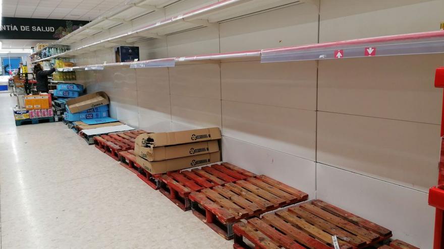 Lineal de un supermercado de la ciudad en el que se agotaron las botellas y garrafas de agua. | M. J. C.