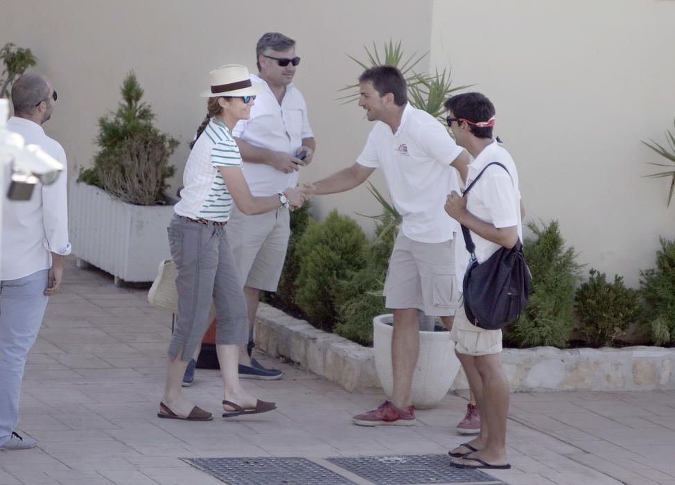 Infantin Elena und ihre Kinder Felipe Juan Froilán und Victoria Federica in der Segelschule von Calanova.