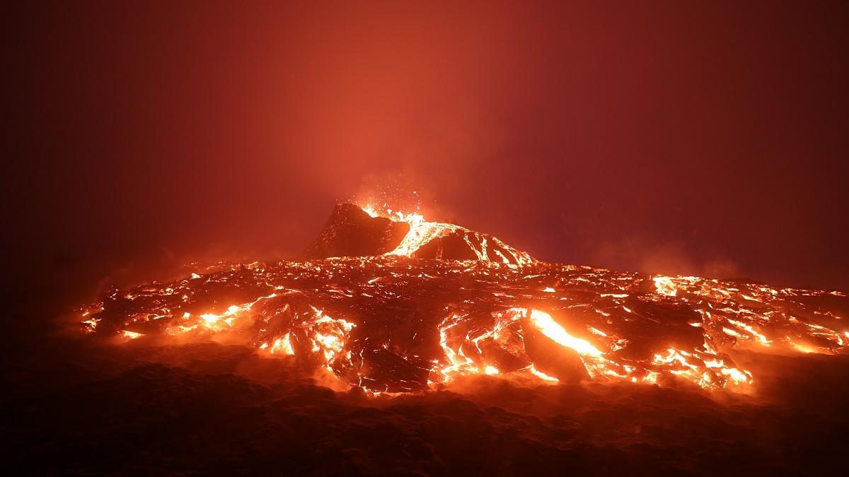 &quot;Las erupciones volcánicas constituyen una de las fuentes más importantes de gases tóxicos, cenizas, humos y aerosoles en la atmósfera.