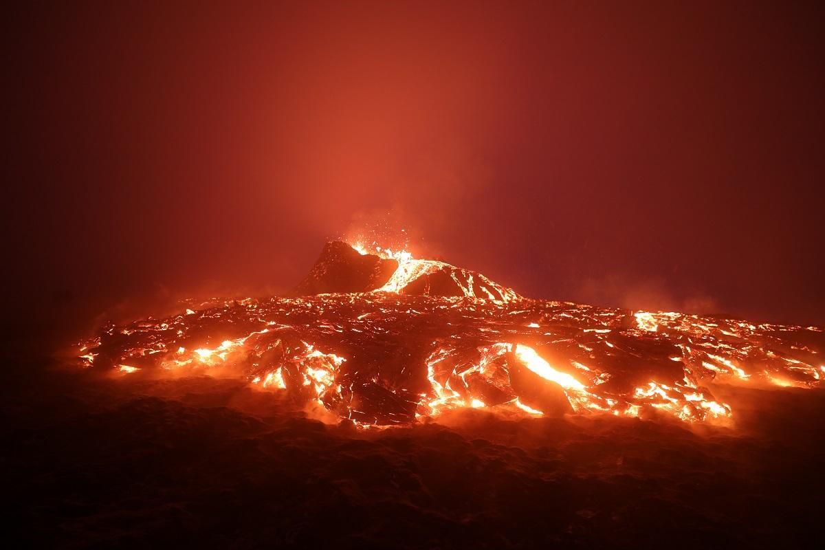 &quot;Las erupciones volcánicas constituyen una de las fuentes más importantes de gases tóxicos, cenizas, humos y aerosoles en la atmósfera.