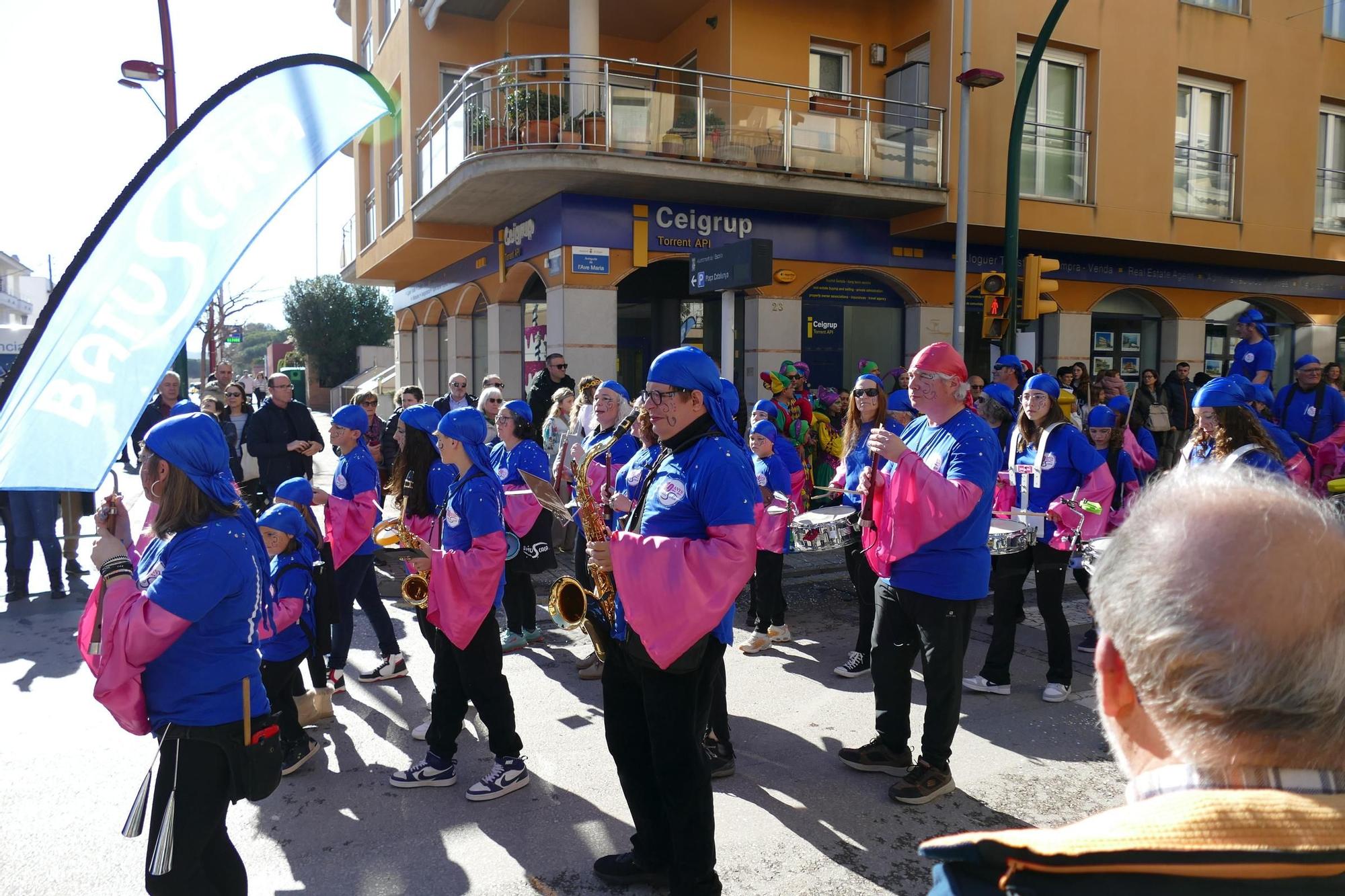 L'Escala s'acoloreix amb la rua de carnaval