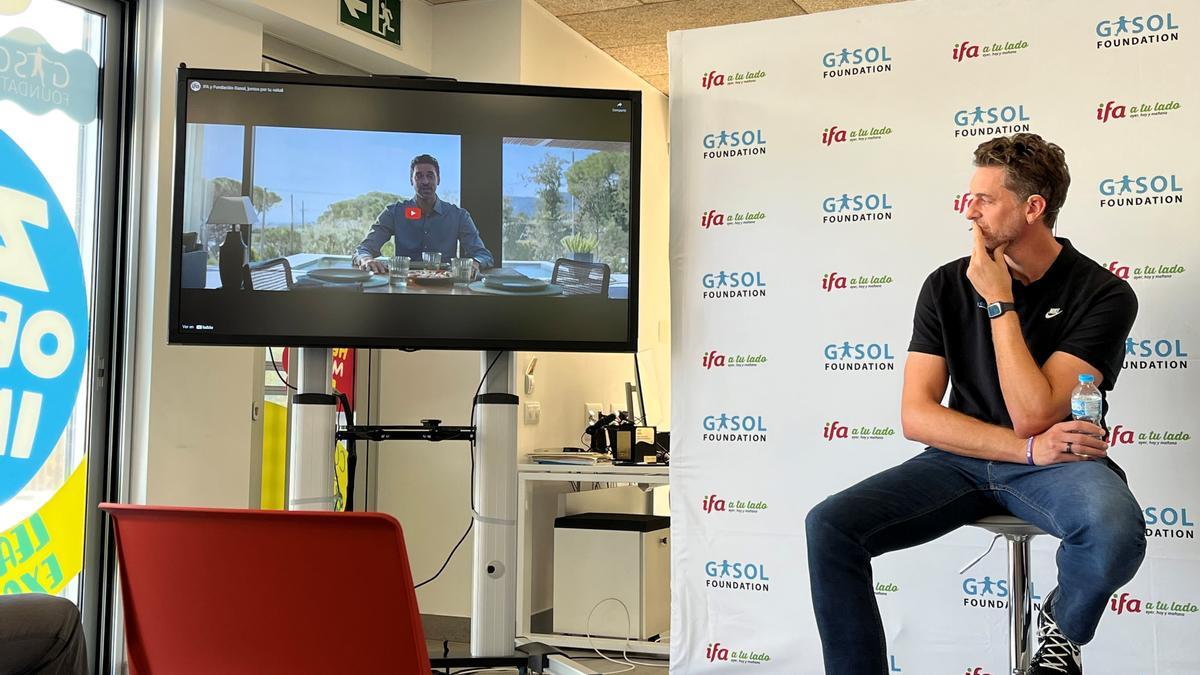 Pau Gasol se muestra atento a un vídeo emitido en la convocatoria de la Fundación Pau Gasol