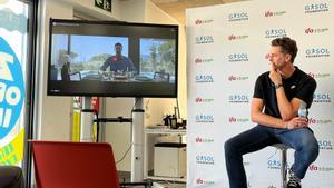 Pau Gasol se muestra atento a un vídeo emitido en la convocatoria de la Fundación Pau Gasol