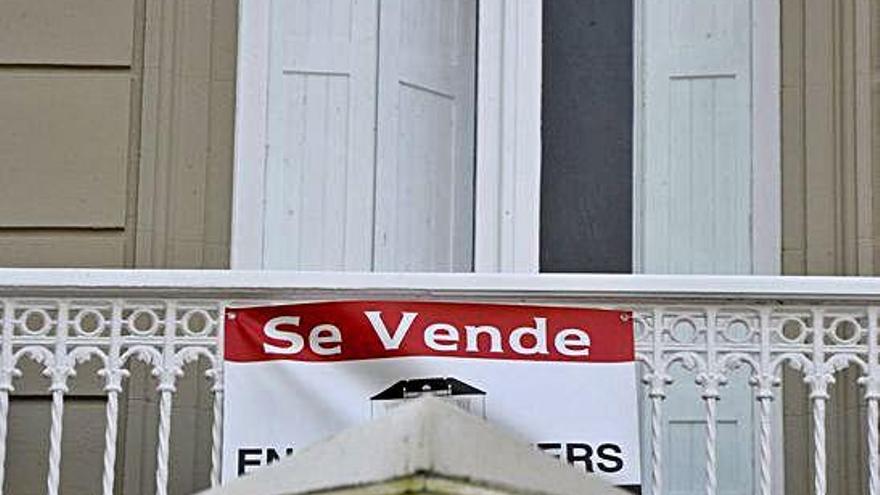 Un piso con un cartel de &#039;Se vende&#039; en A Coruña.
