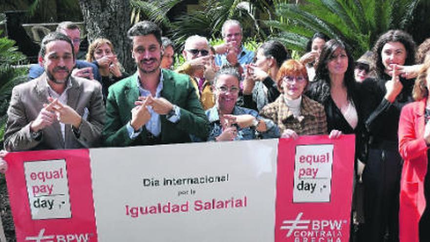 La Asociación de Mujeres Empresarias y Profesionales Chapter 100 BPW Tenerife posa con el Grupo de Gobierno La Laguna.