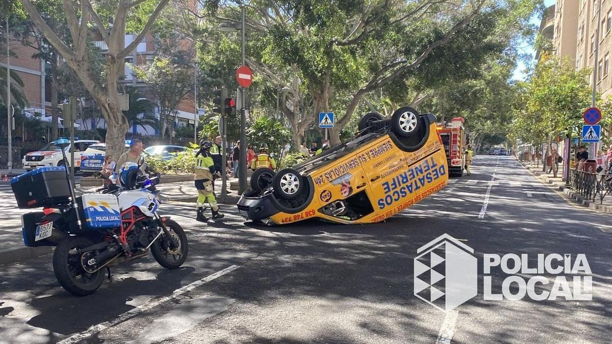El vehículo volcado en la vía.
