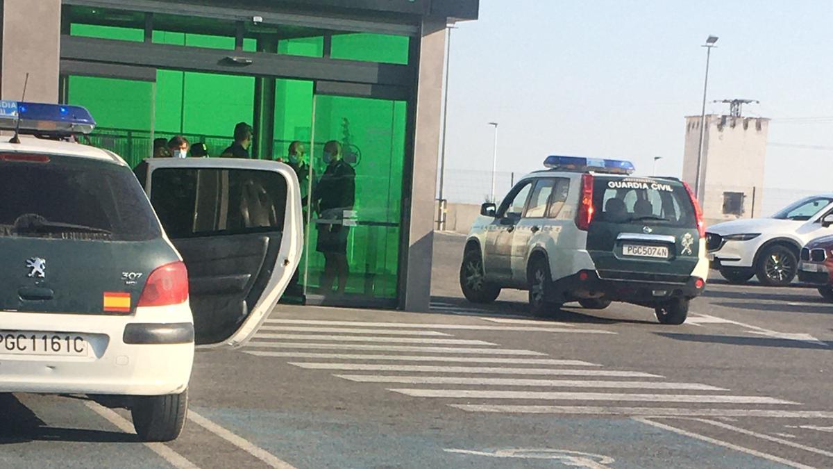 Agentes de la Guardia Civil en el lugar donde se produjeron los hechos.