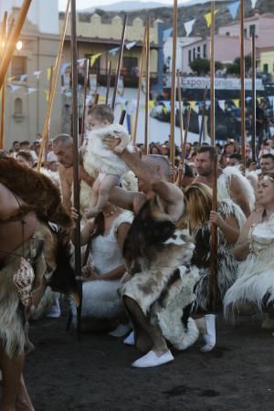 Representación del hallazgo de la Virgen de Candelaria por los guanches 2016