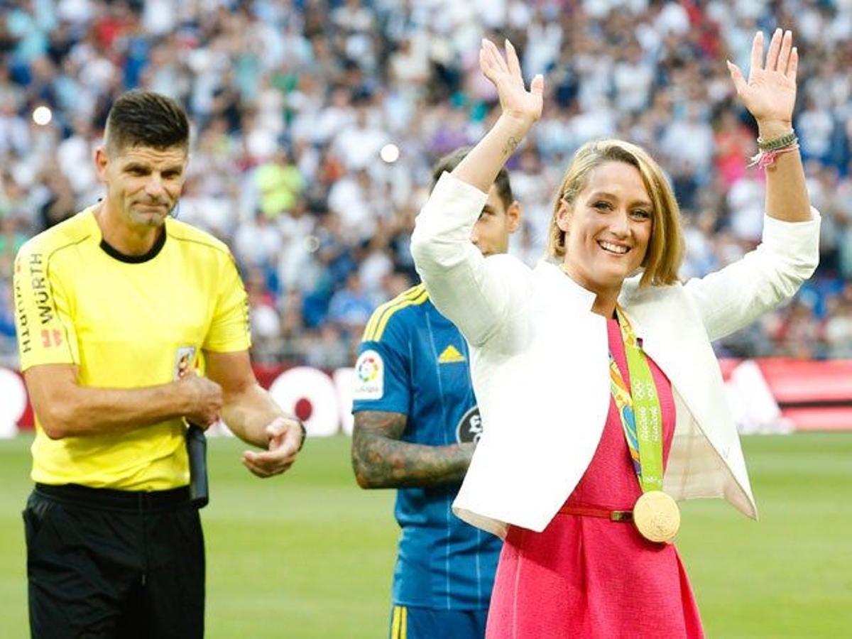 Mireia Belmonte hace el saque de honor en el Bernabéu