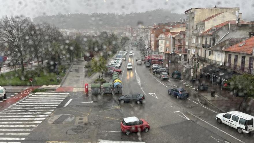 Panorámica del centro urbano de Cangas, con lluvia, desde las cristaleras de la casa consistorial.   | // G.N.