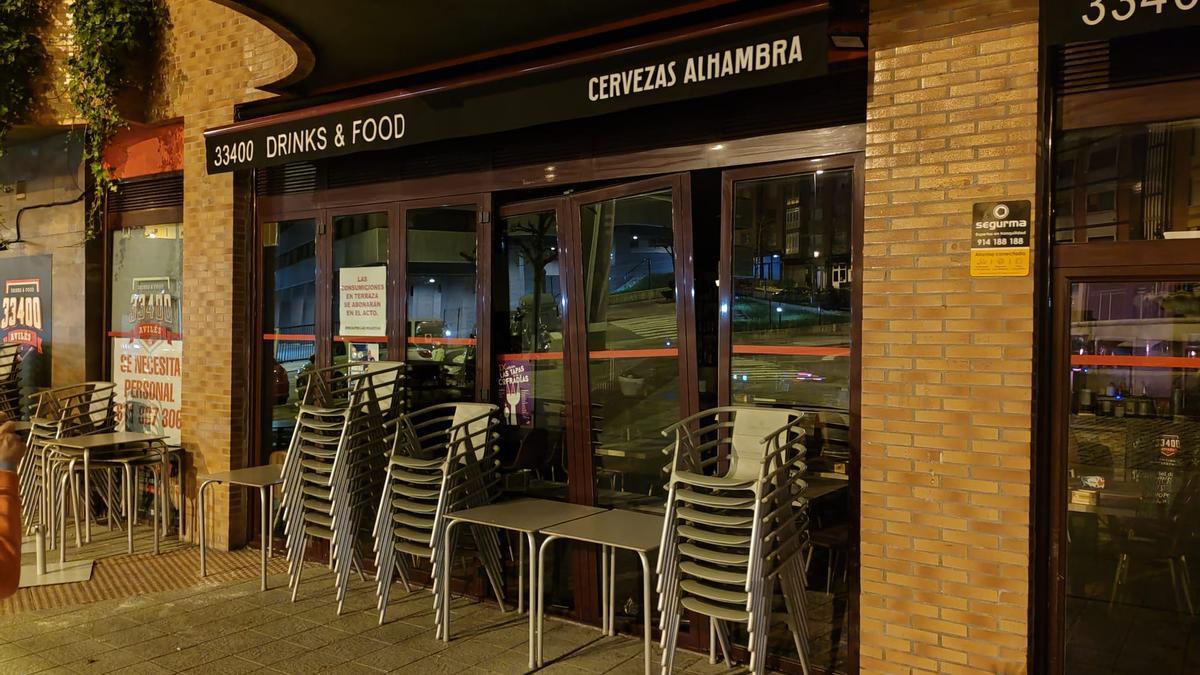 La carpintería exterior de la cafetería de la Avenida de Alemania, destrozada tras el asalto.