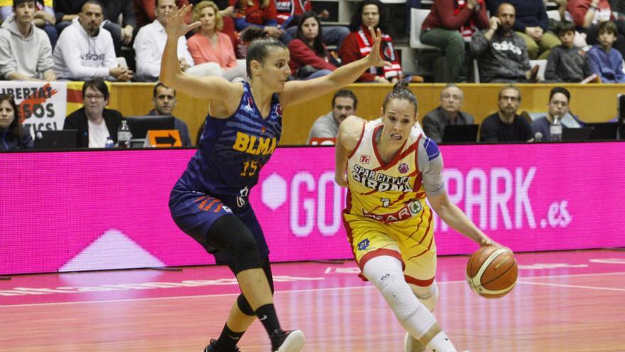 Núria Martínez, defensada per Dabovic (Montpeller) a Fontajau en les semifinals de l&#039;Eurocup