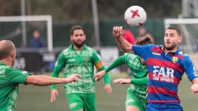 Gavilán intenta controlar la pilota davant la oposició de jugadors del Cornellà.
