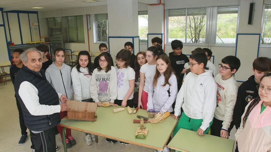 Arturo Fernández con alumnos y alumnas del Colegio de Casardemato, en O Pino. |   // IÑAKI OSORIO