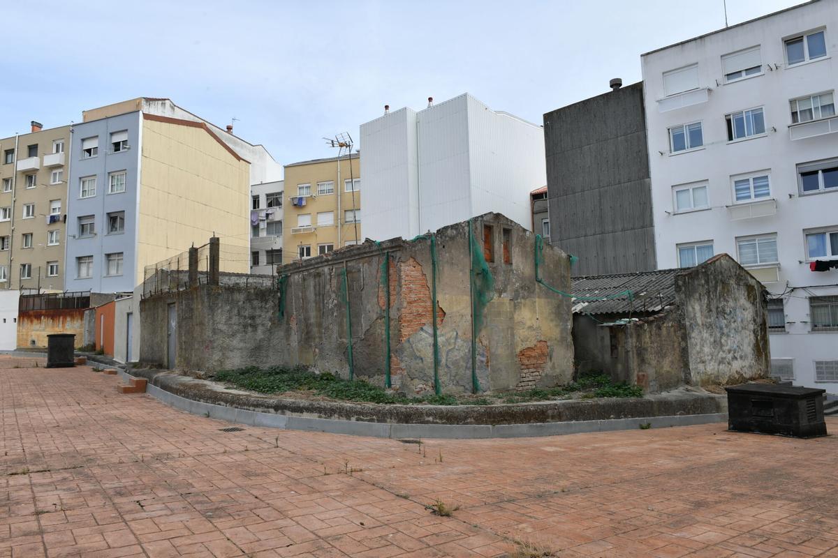 Manzana de la calle Iberia atrapada entre edificios.