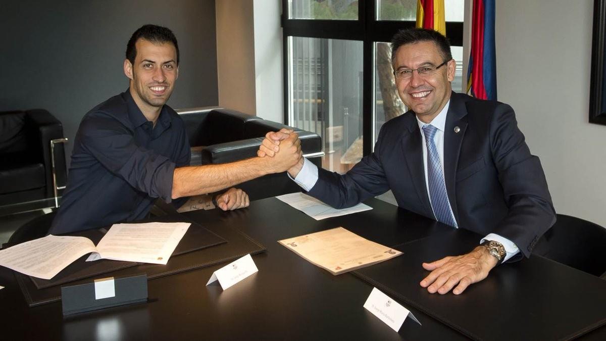 Busquets y Bartomeu, en la firma de renovación de contrato.