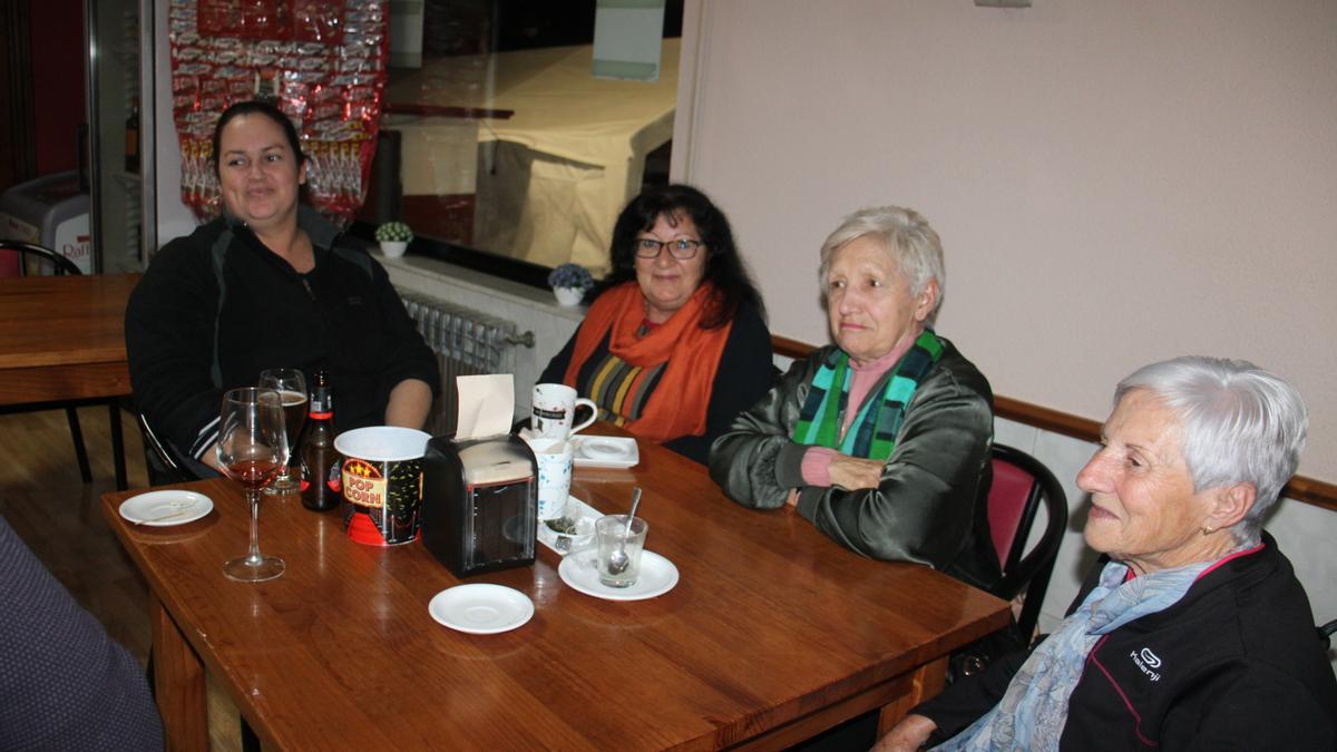 Clientas en el bar de Otero de Bodas