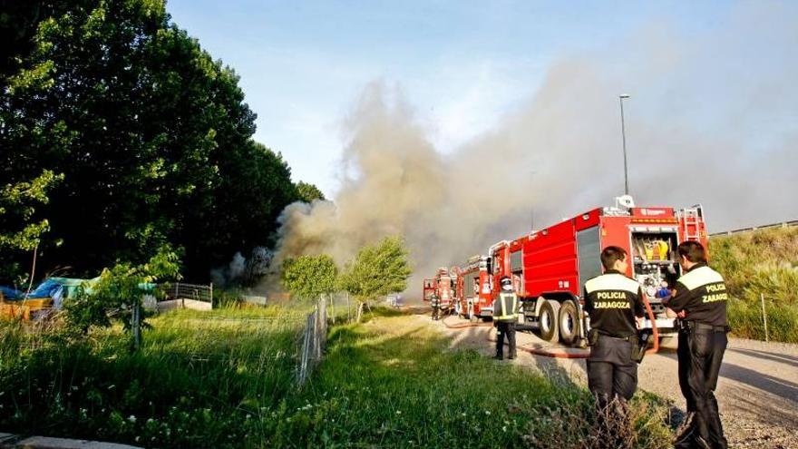 Un aparatoso incendio junto a la A-2 alerta a los conductores