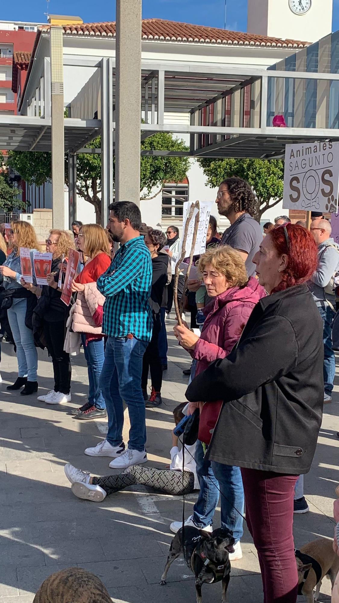 Concentración en el Port de Sagunt contra la exclusión de los perros de caza en la Ley Animalista.