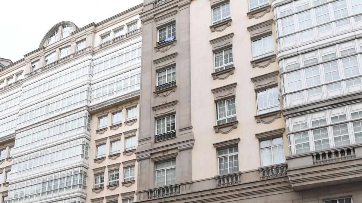 Peatones cruzan ante el edificio Fenosa, en una imagen de archivo. |   // VÍCTOR ECHAVE