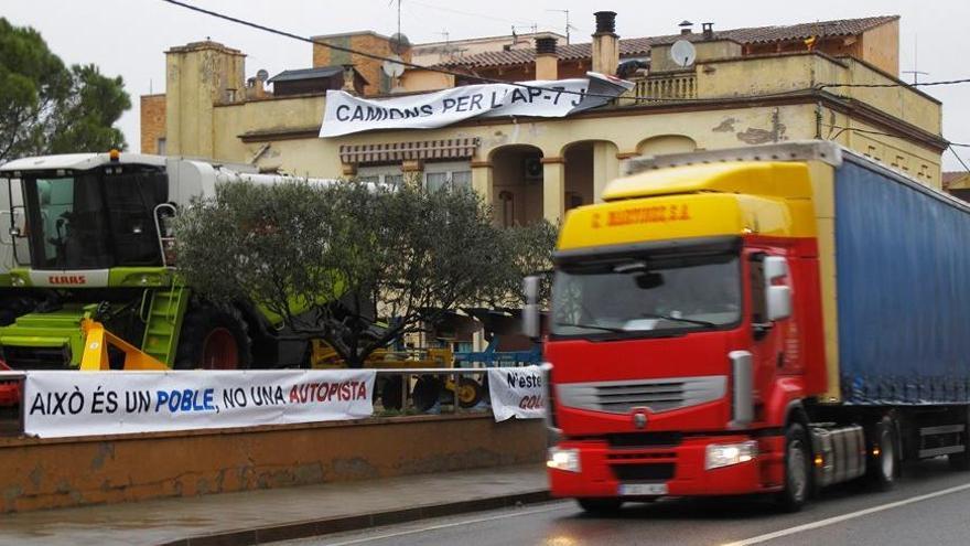 Un camió al seu pas per Bàscara en una imatge d&#039;arxiu · Arxiu / DdG