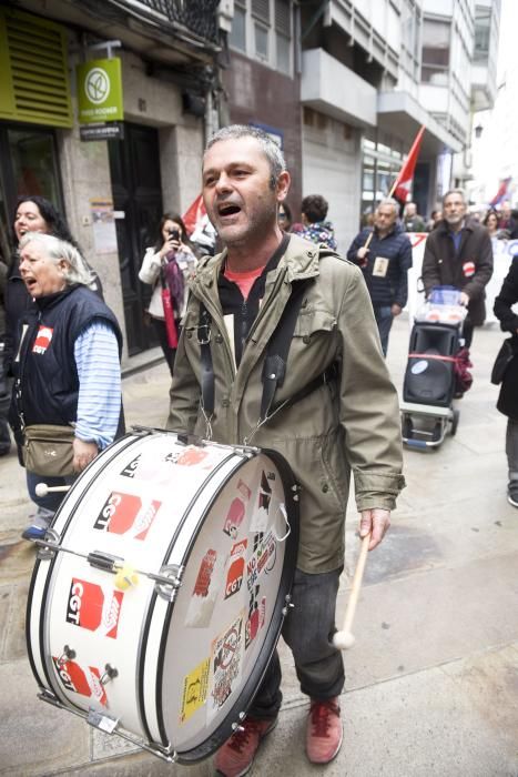 Unas 4.000 han secundado la manifestación convocada por UGT y CCOO que ha arrancado A Palloza y ha terminado en la plaza de Ourense, ante la Delegación del Gobierno en Galicia.