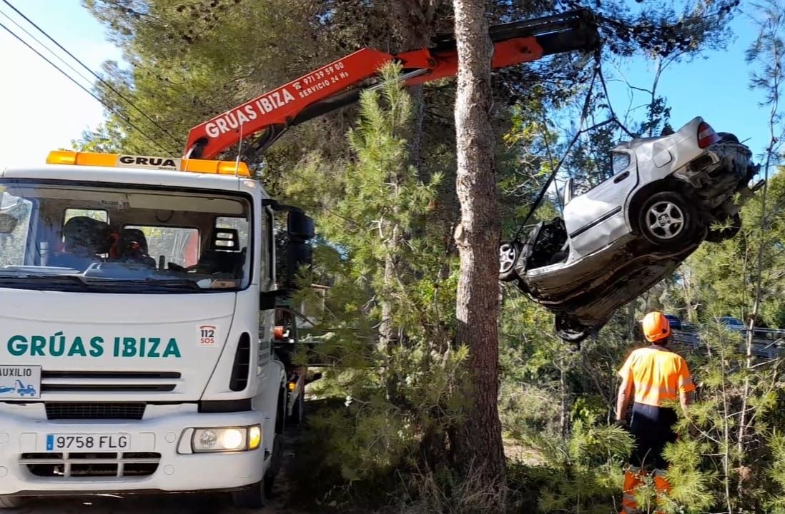 Imágenes del accidente mortal de un joven en la carretera de Ibiza a Santa Eulària