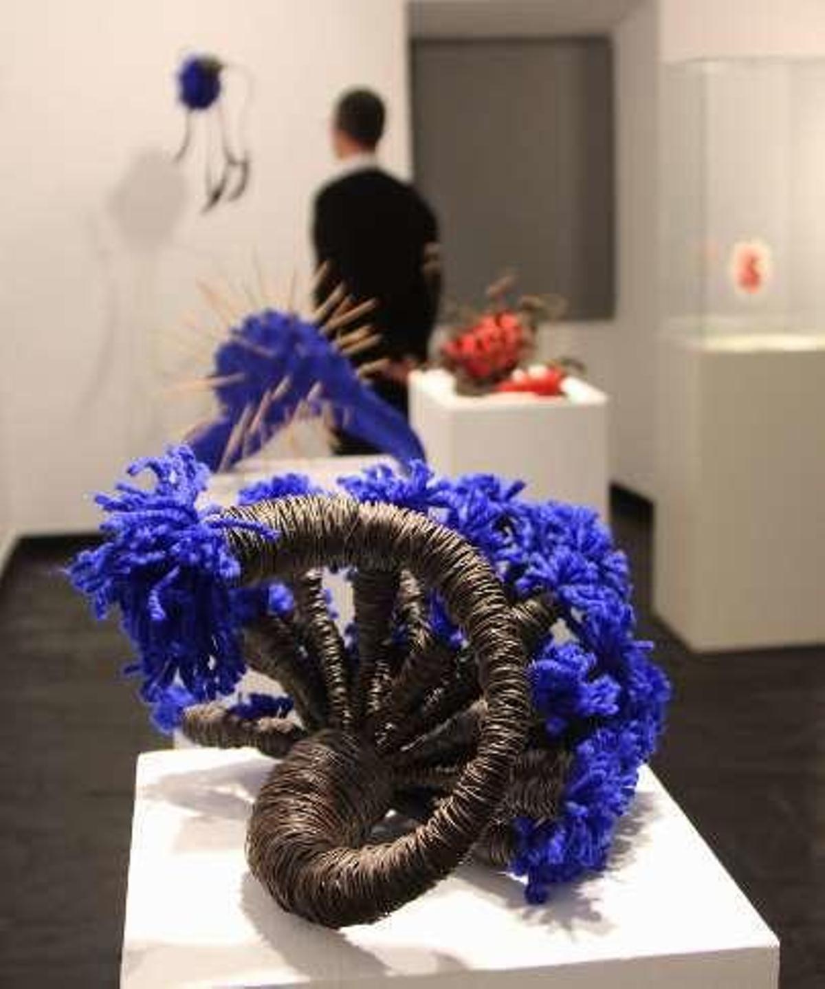 Un visitante en la exposición de Italo Chiodi, ayer, en el Museo Antón.