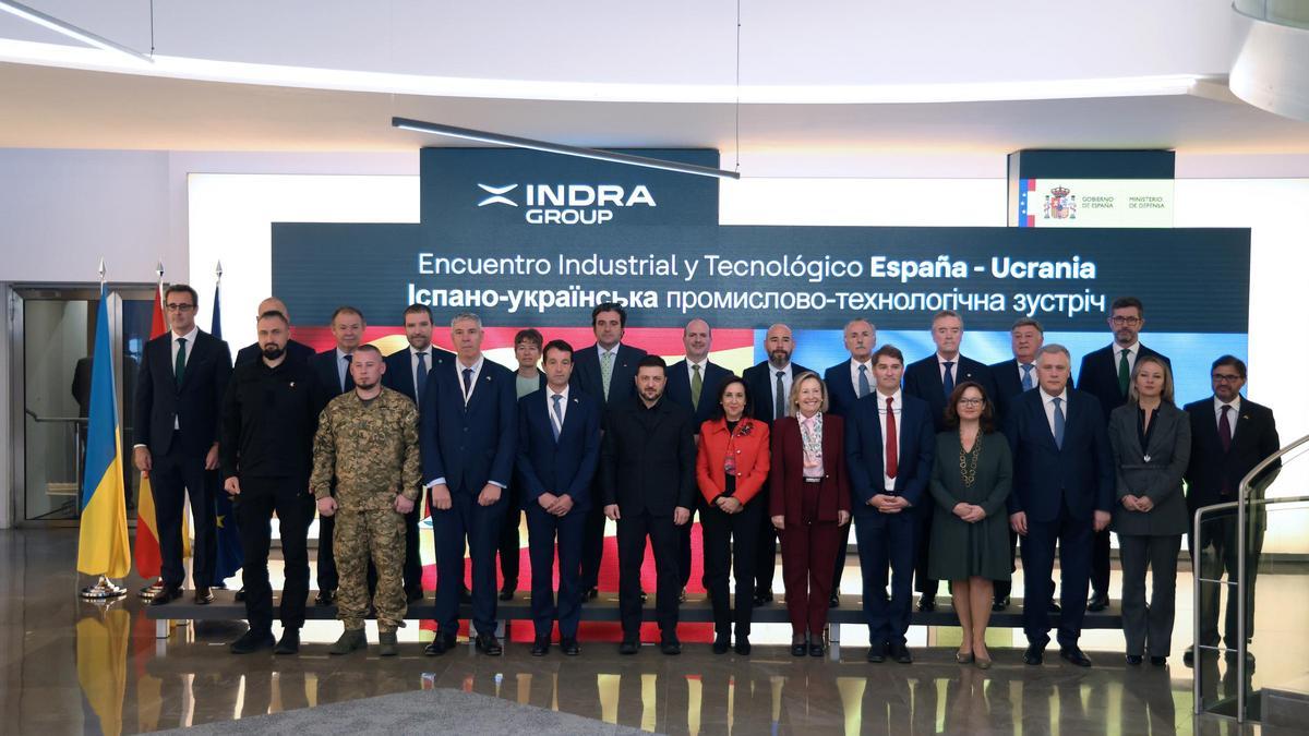 Zelenski y Robles , abajo en el centro, junto a reprentantes de las empresas del sector de la defensa