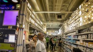 Interior de la tienda Leroy Merlin de La Maquinista de Barcelona.