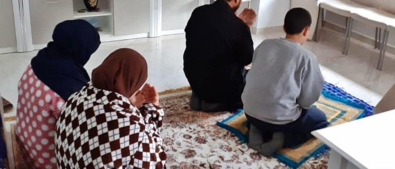 Una familia musulmana de Alzira, durante uno de los rezos del día.