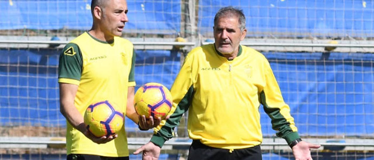 Paco Herrera (derecha), junto a su segundo, Ángel Rodríguez, en El Hornillo.