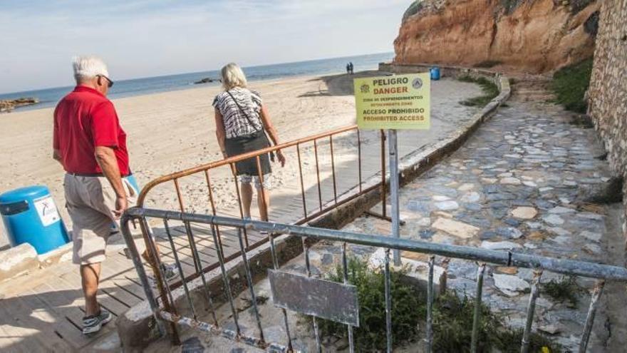 El Paseo en Cabo Roig está actualmente cerrado al paso de peatones por los desprendimientos.