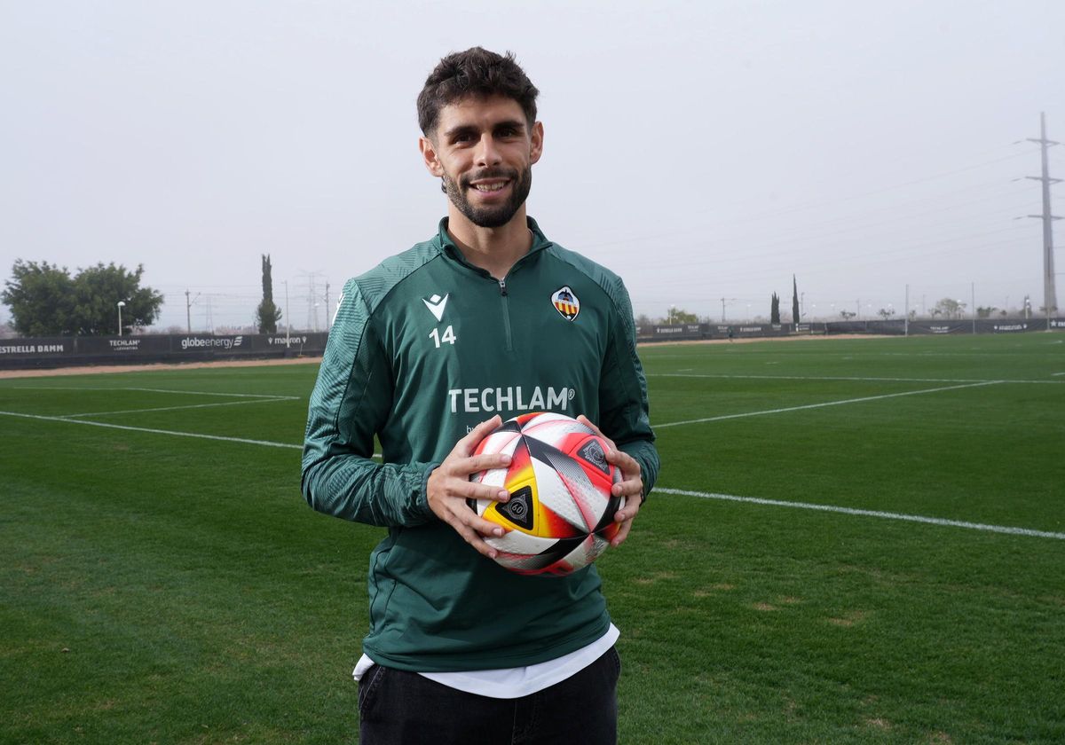 Óscar Gil, junto al campo principal de entrenamiento, en Orpesa.