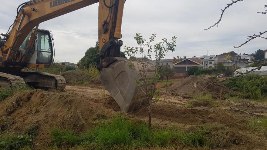 Maquinaria trabajando en la urbanización de los terrenos de Sisalde, en Moaña.