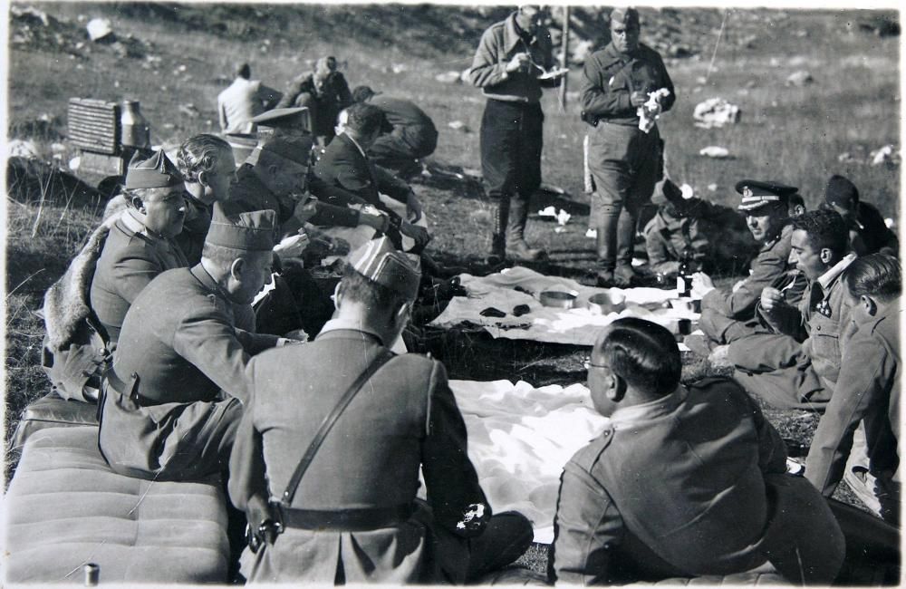 Comida de campaña en el frente de Asturias, en octubre de 1937. Entre otros, los generales Franco y Aranda.