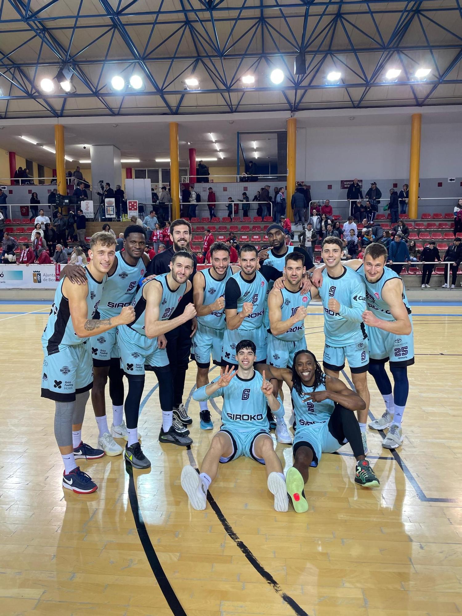 Los jugadores del Class posan después de la victoria