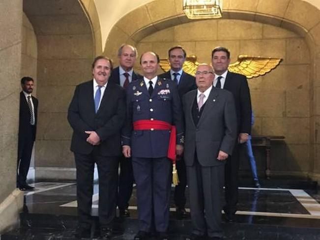 Salto, acompañado por los canarios Rafael Fernández Valverde, vocal del Consejo del Poder Judicial; José Antonio Hernández Reja, secretario General de GEMAEM; Pedro Agustín del Castillo, presidente de Binter Canarias; José Ramón Navarro, presidente de la Audiencia Nacional y José Manuel Holgado, nuevo director general de la Guardia civil.